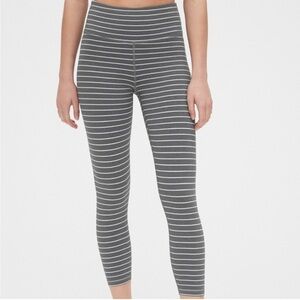 GapFit Blackout Technology High Rise 7/8 Grey White Stripe Leggings Size XS
